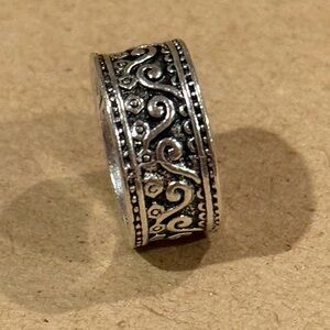 NEW Elegant Silver Band Ring Size 4